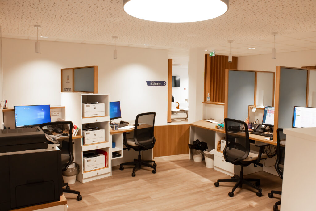 ESPACE TRAVAIL ACCUEIL - CENTRE OPHTALMOLOGIQUE - SOFT Bâtiments clé en main